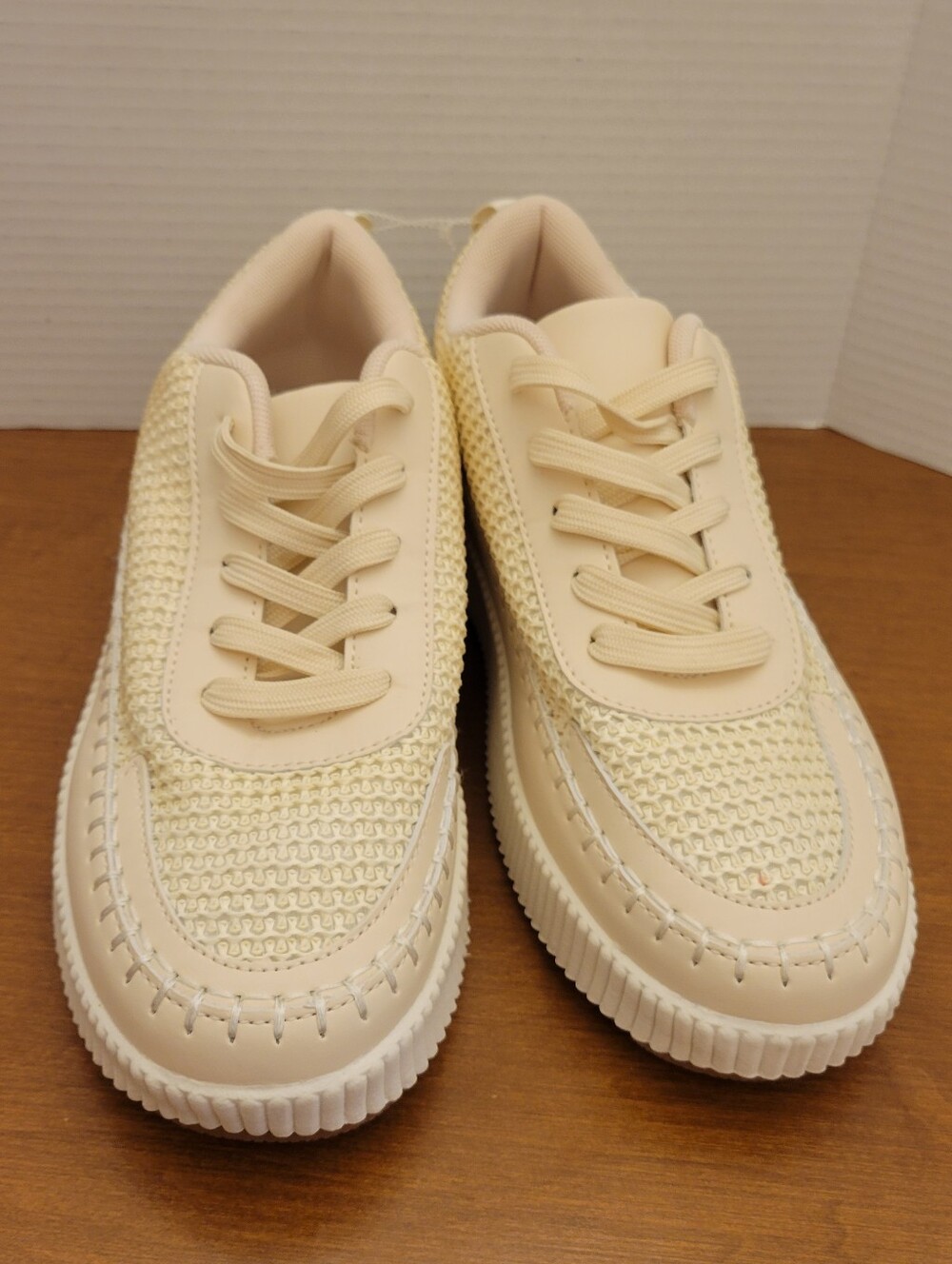 La Sheelah Cream Low-Top Lace-Up Platform Sneakers, Size 10. NEW